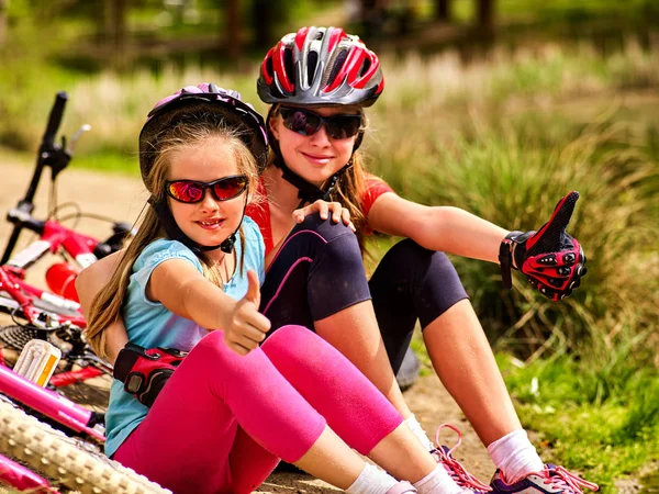 Mère et fille à vélo. Vélos vélo famille . — Photo