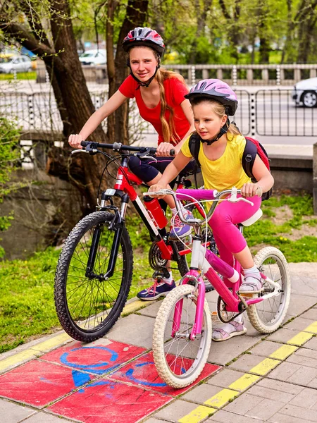 Cykel vägen skylt med barn. Flickor som bär hjälm med ryggsäck . — Stockfoto