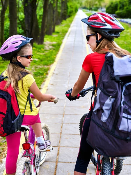 아이 들과 함께 자전거 경로입니다. 배낭과 헬멧을 착용 하는 여자 . — 스톡 사진