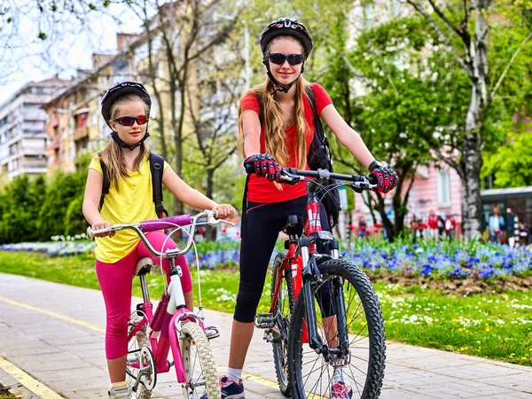 아이 들과 함께 자전거 경로입니다. 배낭과 헬멧을 착용 하는 여자 . — 스톡 사진