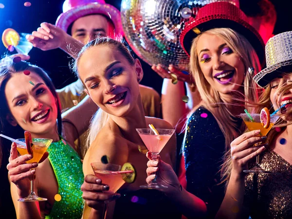 Fiesta de baile con grupo de personas bailando y disco ball . — Foto de Stock