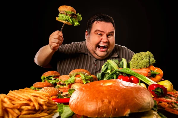 Dieta homem gordo faz escolha entre alimentos saudáveis e não saudáveis . — Fotografia de Stock