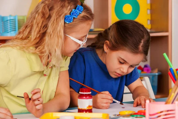 Μικρών μαθητών κορίτσι ζωγραφική τέχνη σχολική τάξη. — Φωτογραφία Αρχείου