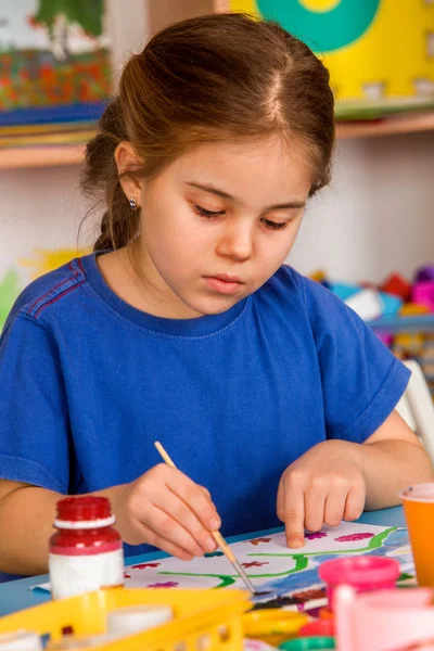 Estudantes pequenos menina pintura na aula de arte escola . — Fotografia de Stock