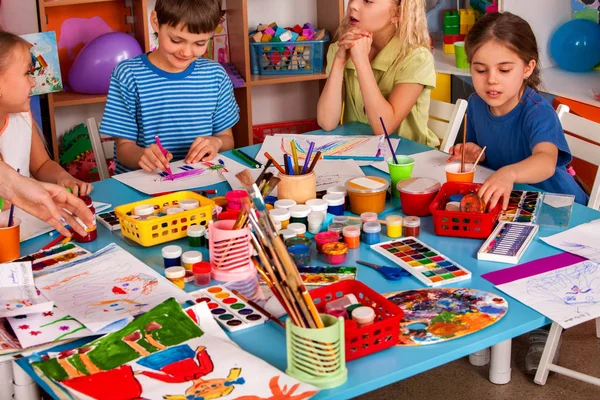 Kleine studenten meisje en jongen schilderen in de kunst schoolklas. — Stockfoto