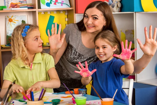 Kleine studenten meisje vinger schilderij in de kunst schoolklas. — Stockfoto