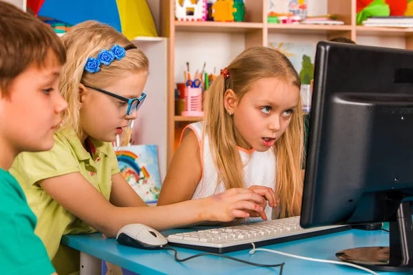 Niños clase informática nosotros para la educación y el videojuego . — Foto de Stock
