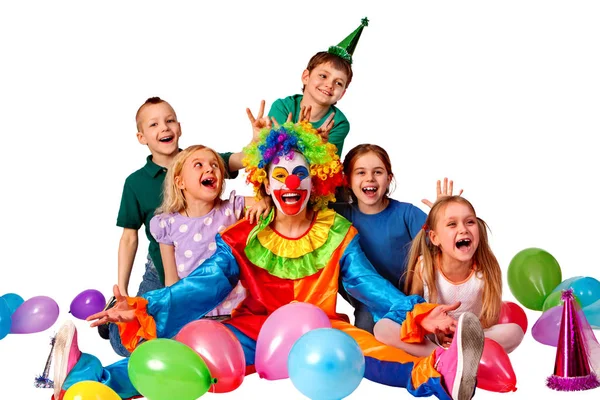 Clown bambino compleanno che gioca con i bambini. Torte festive per bambini celebrative . — Foto Stock