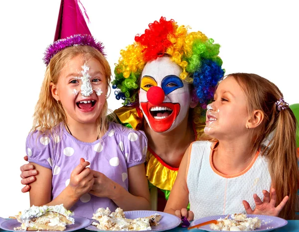Narozeniny děti klaun společně jíst dort s chlapcem. Kluk s chaotický obličeje. — Stock fotografie