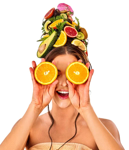 Máscara para el cabello de frutas en la cabeza de la mujer sostienen mitades naranja ojos cerrados . — Foto de Stock