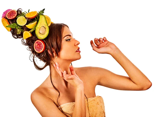 Hårinpackning från färska frukter på kvinna huvud. Tjej med vackert ansikte. — Stockfoto