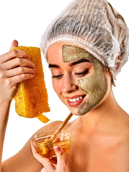 Máscara facial de miel de arcilla mujer. panales caseros amenaza orgánica . —  Fotos de Stock
