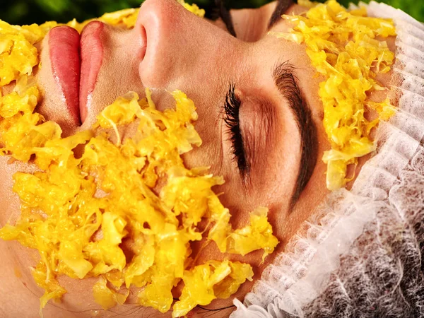 Máscara facial de frutos de mulher. Menina em chapéu médico . — Fotografia de Stock