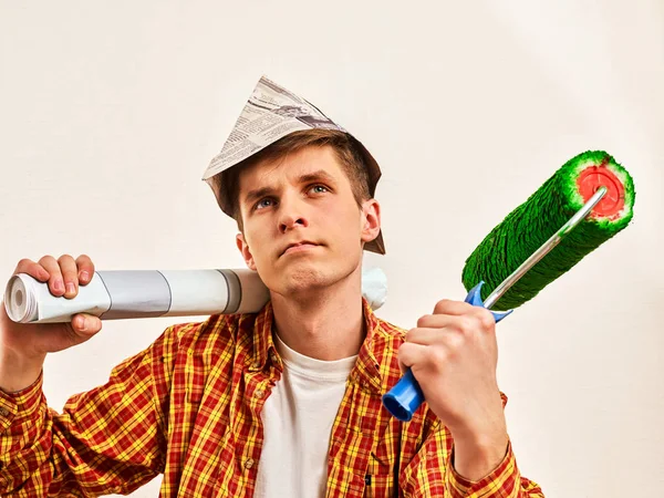 Reparatur zu Hause Mann hält Farbroller für Tapete. — Stockfoto