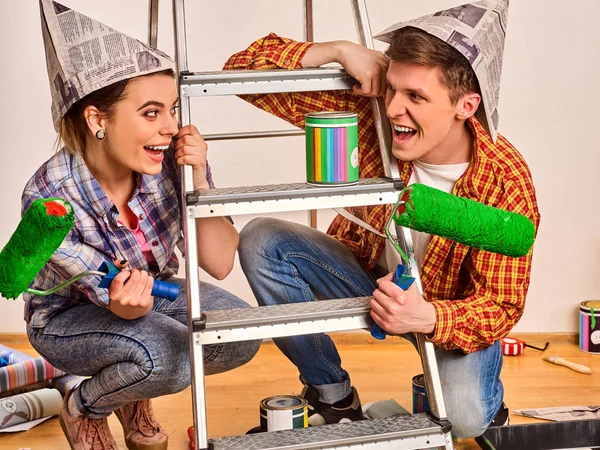 Reparar familia por feliz pareja construyendo casa usando escalera . — Foto de Stock