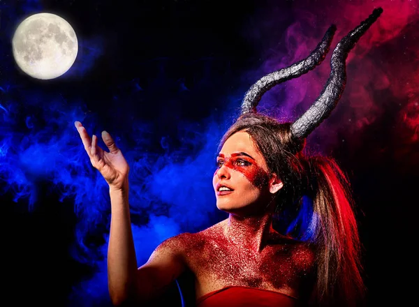 撒旦的疯女人的黑魔法仪式。万圣节月亮的天空. — 图库照片