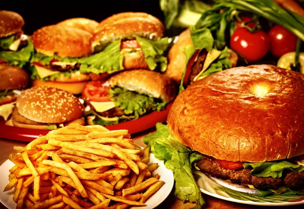 Hamburguesa de comida rápida y papas fritas para grandes amigos de grupo . —  Fotos de Stock