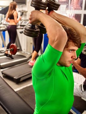 Spor salonunda egzersiz ağırlık ekipmanlara sahip Fitness erkek arkadaşlar.