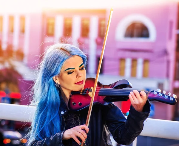 Mujer interpreta música en el parque de violín al aire libre. Chica tocando jazz  . — Foto de Stock