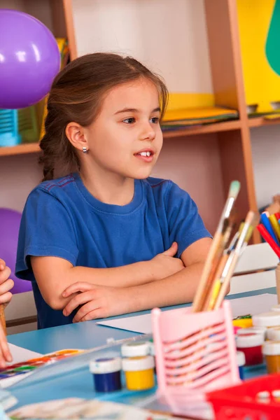 Liten studerande flicka målning i konst skola klass. — Stockfoto