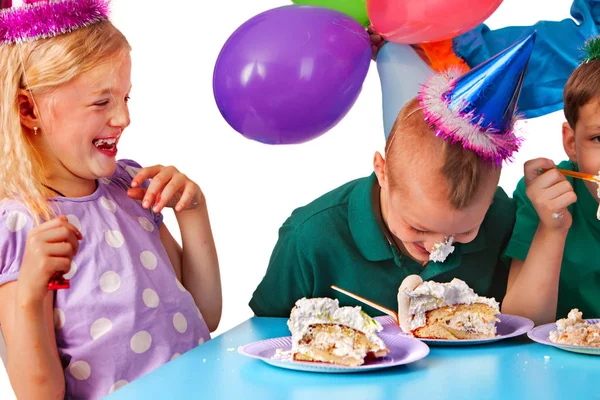 Birthday children celebrate party and eating cake on plate together . — Stock Photo, Image