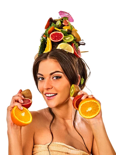 Masque capillaire de fruits frais sur la tête de femme . — Photo