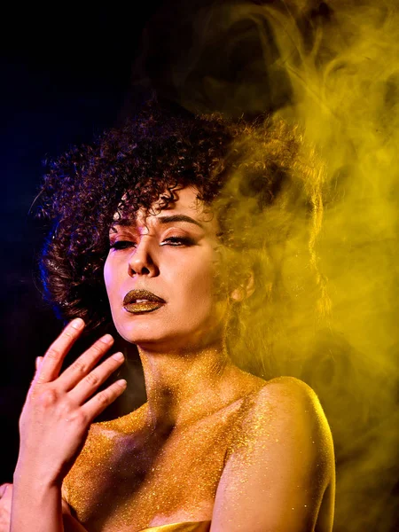 Cosmética dorada en polvo sobre hombros desnudos de mujer con decoración —  Fotos de Stock