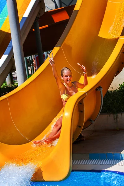 Zwembad-dia's voor kinderen op Wasser Rutsche op aquapark. — Stockfoto