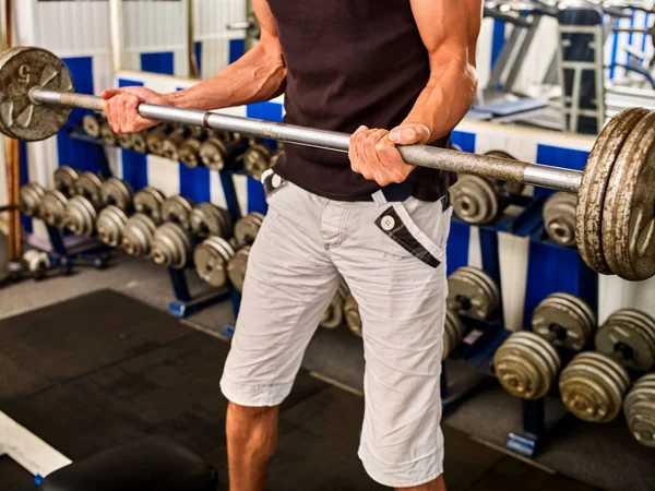 Männerhanteltraining im Fitnessstudio. muskulöse männliche Arbeitshanteln Körper . — Stockfoto