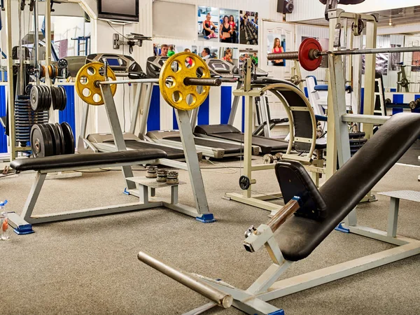 Salle de fitness avec tapis roulant de jogging et appareils de musculation . — Photo