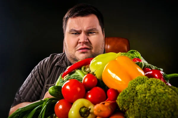 Régime alimentaire gros homme mangeant des aliments sains. Petit déjeuner sain avec légumes . — Photo