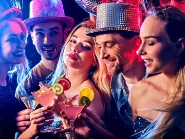Parti grup müzikle dans edenler dans ve disko topu.