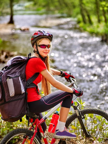 Fahrrad Teenager mit Damenfahrrädern im Sommerpark. Rennrad für Frauen zum Laufen. — Stockfoto