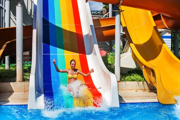 Bazén snímky pro dítě na tobogán na aquapark. — Stock fotografie