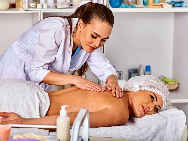 Tratamentos de massagens. Mulher terapeuta fazendo terapia manual de volta . — Fotografia de Stock