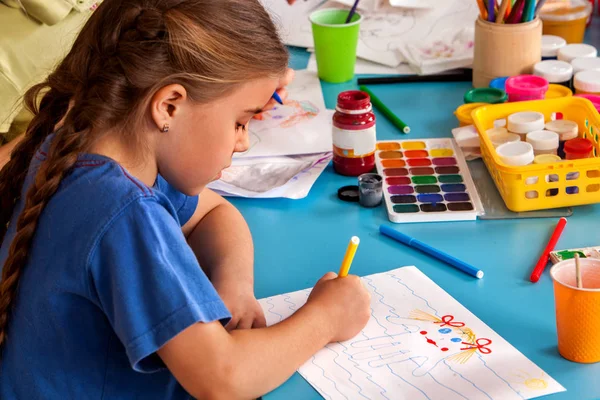 Kis diák lány festés művészeti iskolai osztály. — Stock Fotó