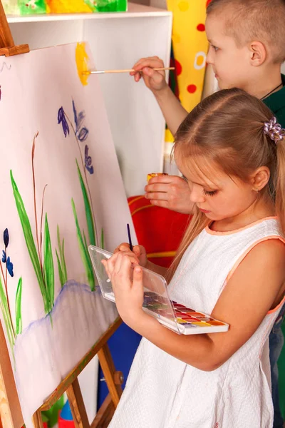Παιδιά ζωγραφική δάχτυλο στο καβαλέτο. Ομάδα παιδιών με δάσκαλο. — Φωτογραφία Αρχείου