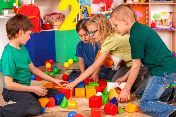 Перерыв в школе детей, играющих в детских кубиках в помещении . — стоковое фото