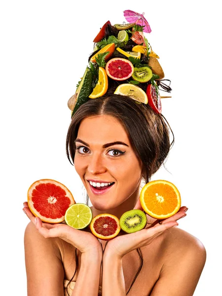 Mascarilla para el cabello de frutas frescas en la cabeza de mujer. Chica con cara hermosa . — Foto de Stock