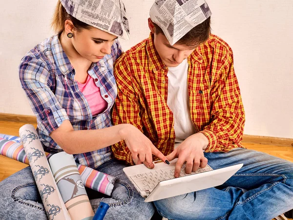 Opravit rodina šťastný pár stavbu domů, přes bílý notebook. — Stock fotografie