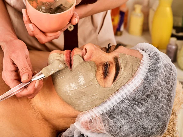 Mascarilla de colágeno. Tratamiento facial de la piel. Mujer recibiendo procedimiento cosmético . — Foto de Stock