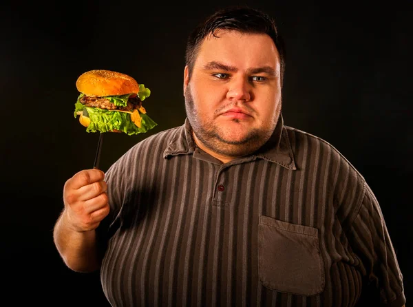 Dicker Mann isst Fast Food hamberger. Frühstück für Übergewichtige. — Stockfoto