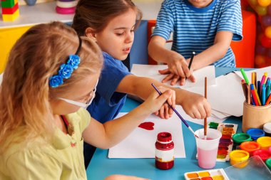 Küçük öğrenciler kız Sanat Okulu sınıfta boyama.