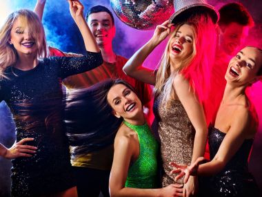 Parti grup müzikle dans edenler dans ve disko topu.