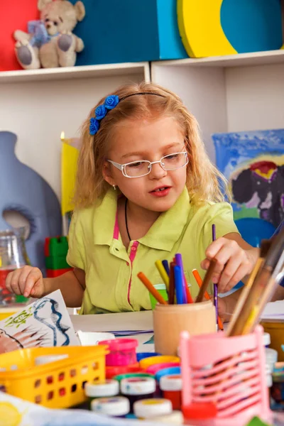 Маленькі студенти дівчата малюють в школі мистецтв . — стокове фото