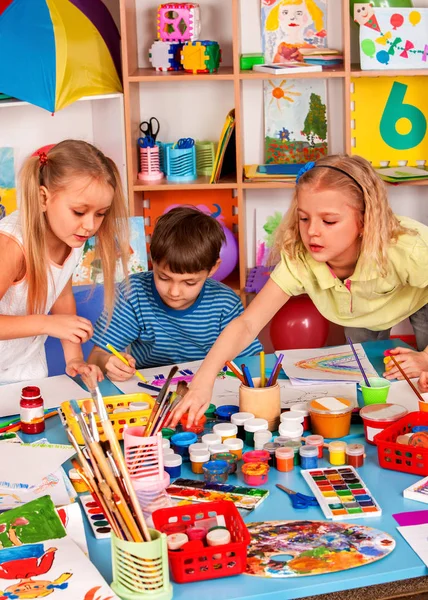 Kleine studenten meisje schilderen in de kunst schoolklas. — Stockfoto