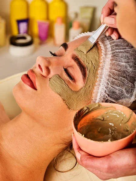 Çamur maskesi spa salonu içinde kadın. Yüz masajı . — Stok fotoğraf