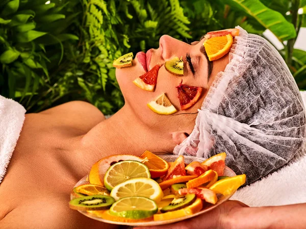Gezichtsmasker van vers fruit voor de vrouw. Segmenten van de toepassing van de schoonheidsspecialist. — Stockfoto