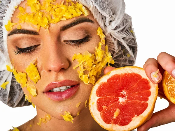 La máscara facial de los frutos para la mujer. Chica en sombrero médico . —  Fotos de Stock