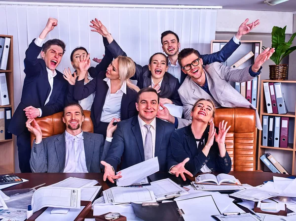 Życie biurowe ludzi biznesu zespół ludzi są zadowoleni z ręka w górę . — Zdjęcie stockowe